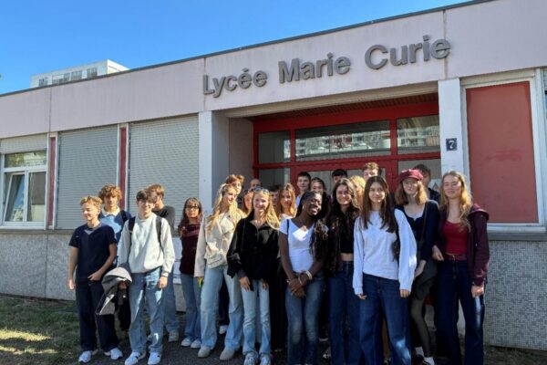Schülergruppe vor dem Lycée Marie Curie in Paris, Frankreich.