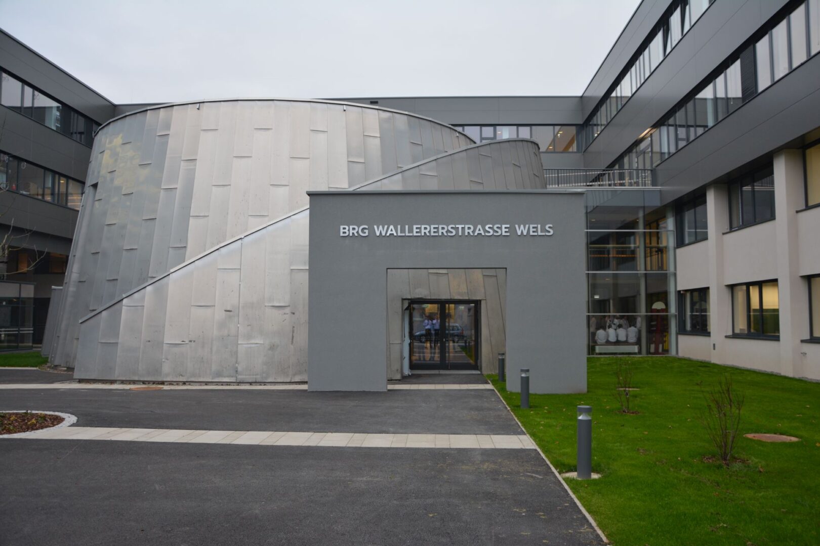 Haupteingang von außen