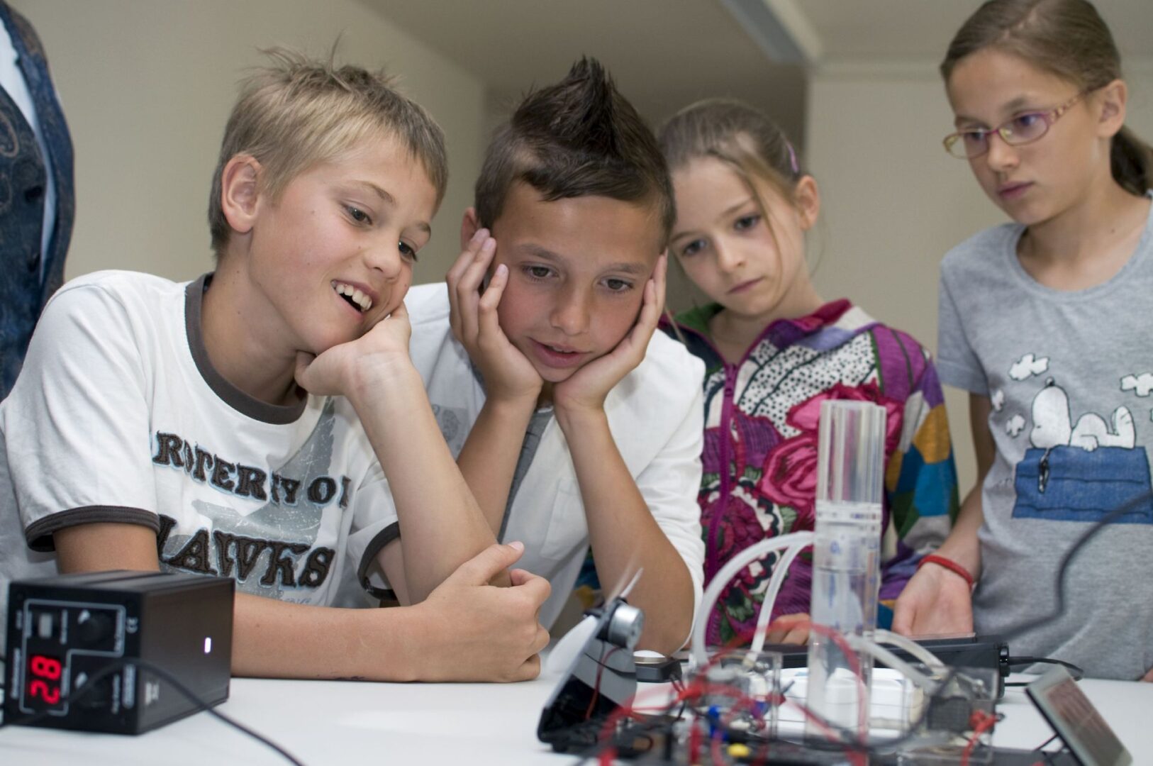 Schüler bei Versuch