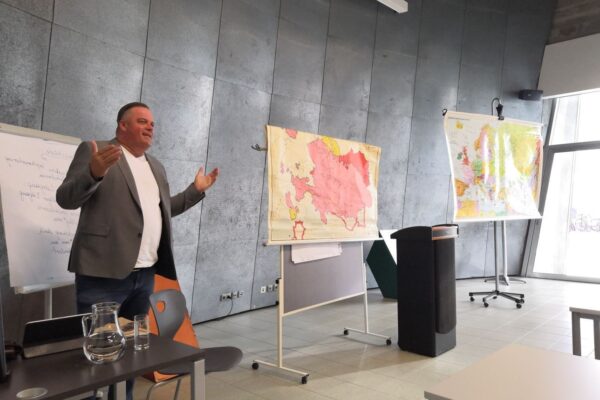 2022-03-24-derstandard-journalist-rohrhofer002