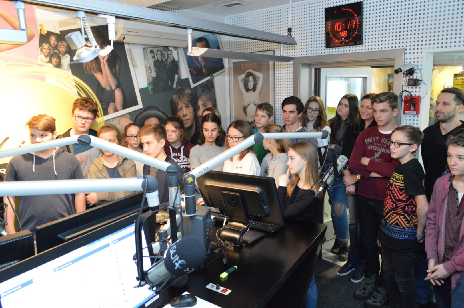 Schüler in Tonstudio von Liferadio